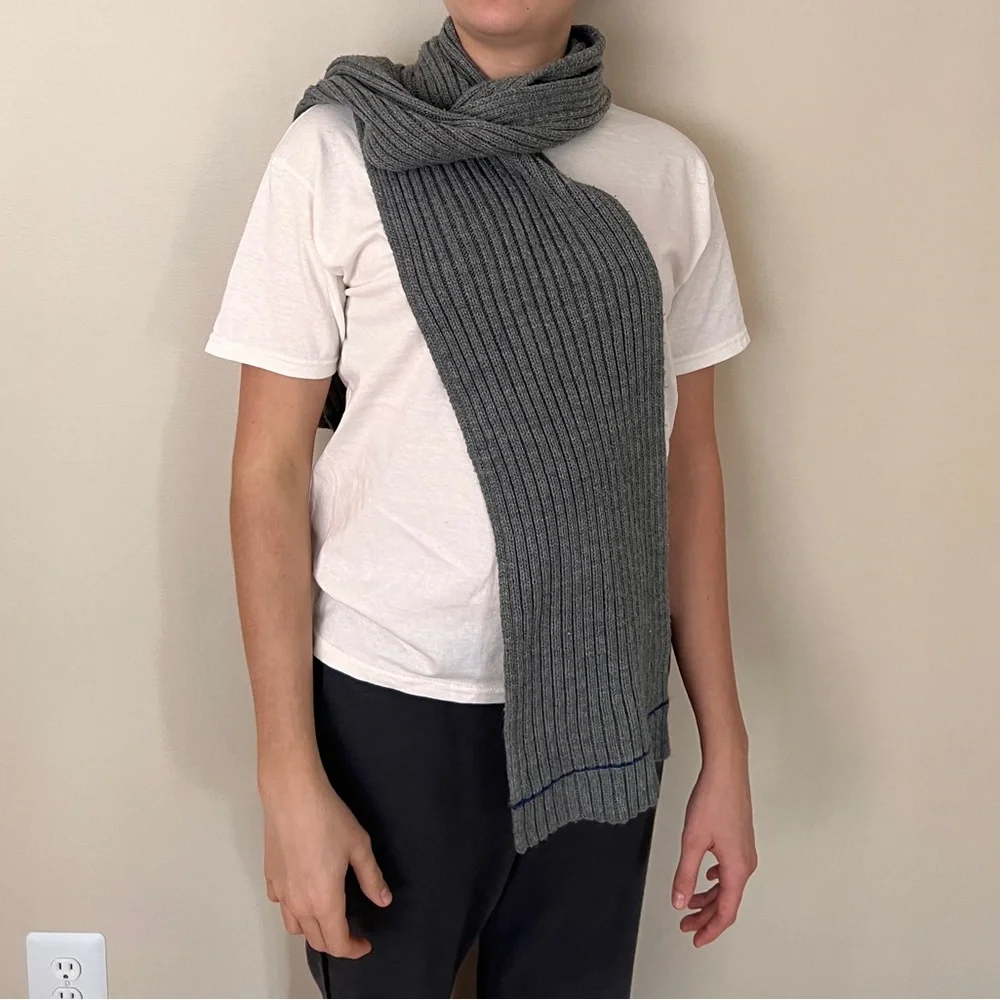 Gap gray scarf